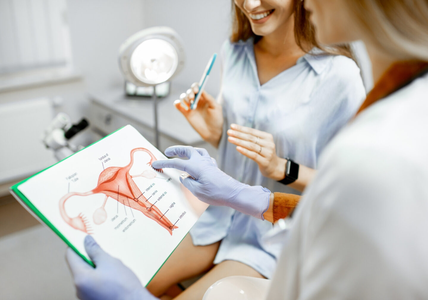 ragazza alla sua prima visita ginecologica