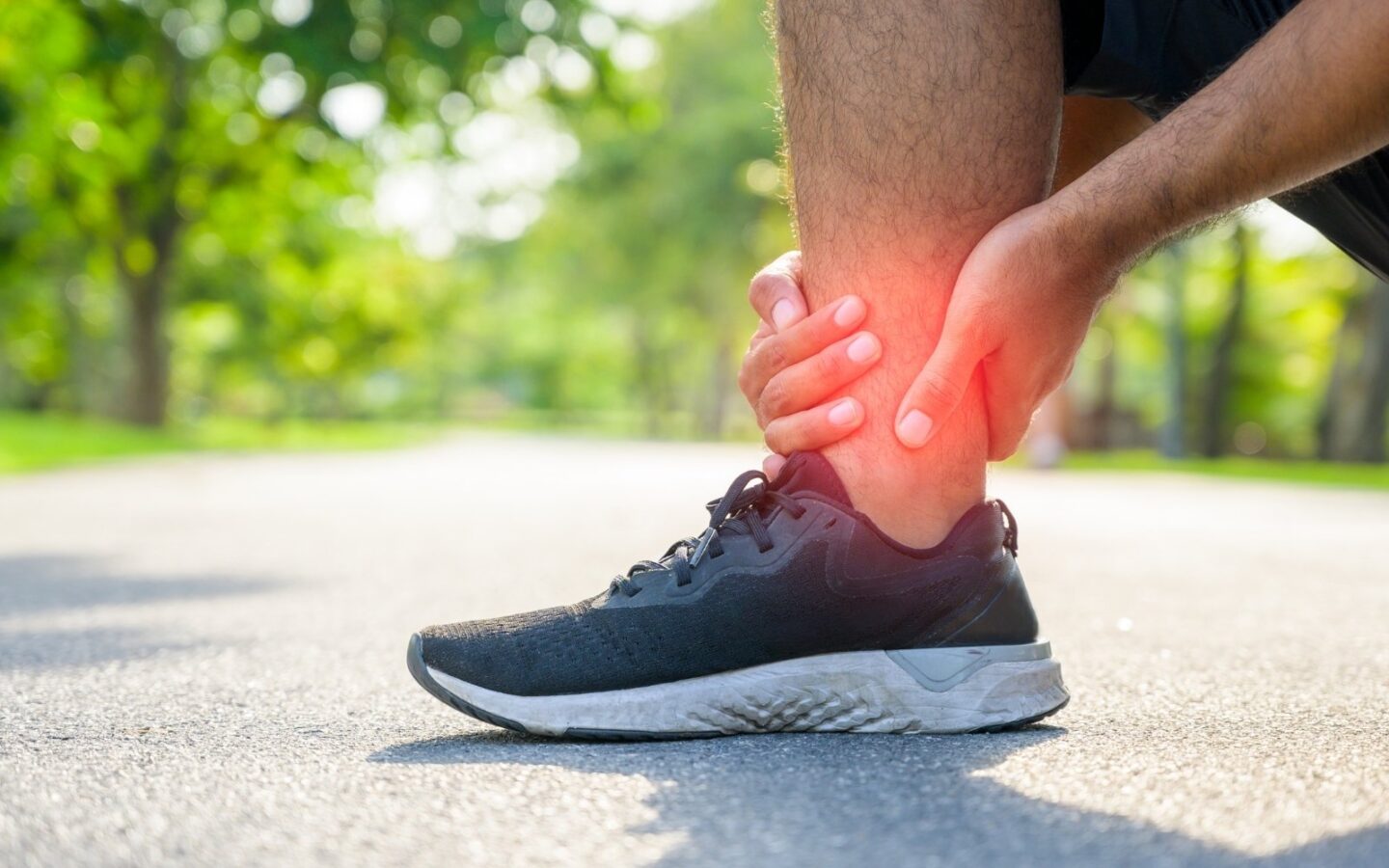 runner si ferma per il dolore dopo distorsione alla caviglia