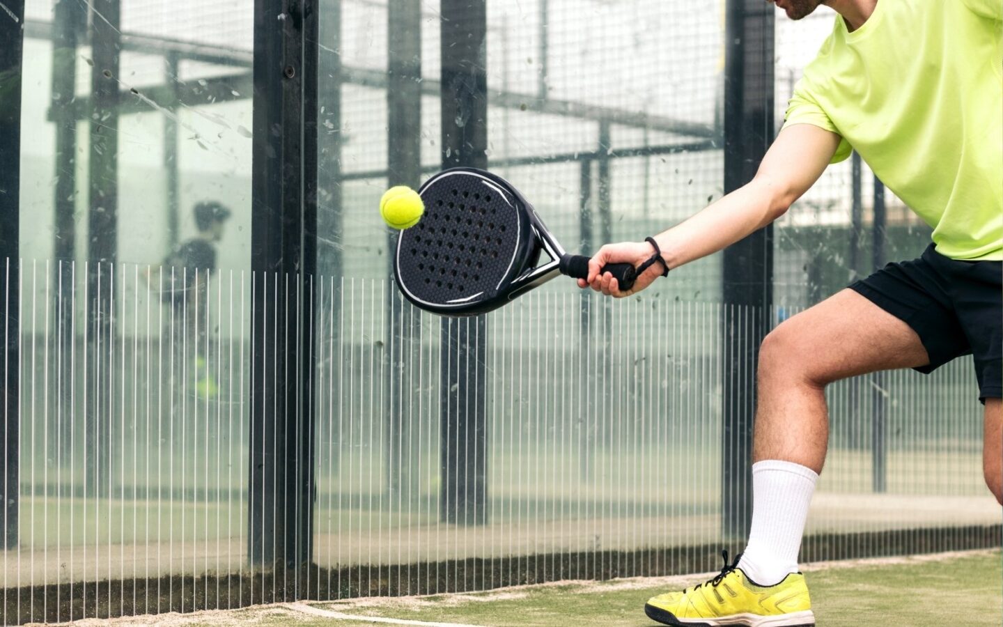 colpo rapido a muro durante partita padel