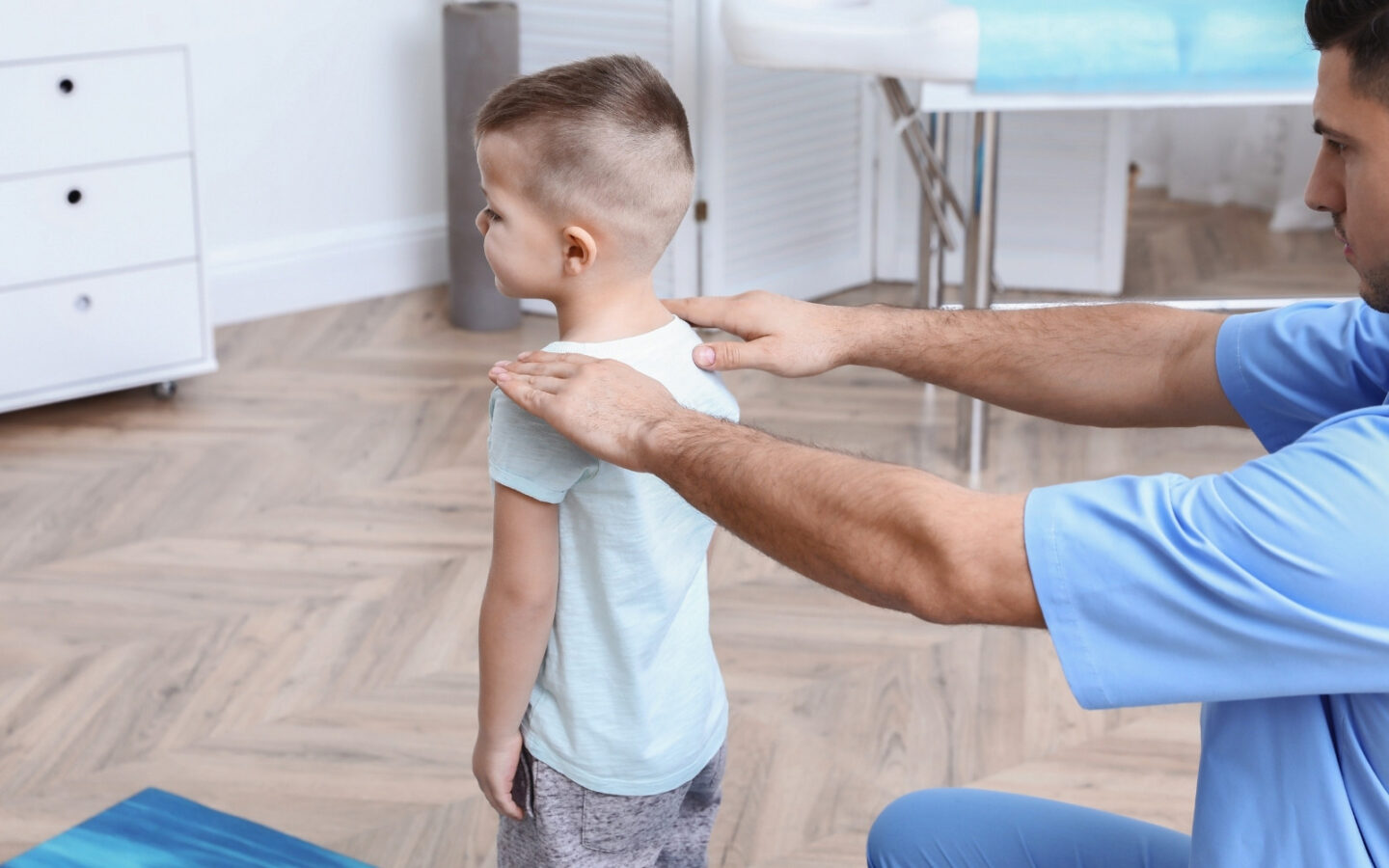 verifica atteggiamento scoliotico bambino